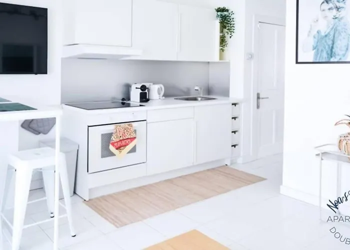 Lägenhet B-rent Noa's Double Pool View